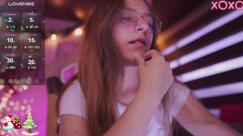 Snapshot of milly_kenner chatting on December 2024 10:54:02 PM MILLY online show from December 2024 10:54:02 PM