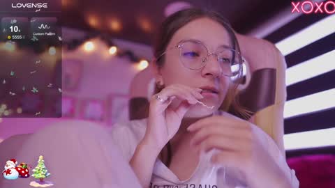 Snapshot of milly_kenner chatting on December 2024 08:45:01 PM MILLY online show from December 2024 08:45:01 PM