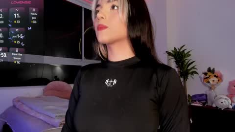 Snapshot of ming_yue_ chatting on March 2025 02:57:02 AM My name is Fer Nice to meet you  give it a thumbs up please its important online show from March 2025 02:57:02 AM
