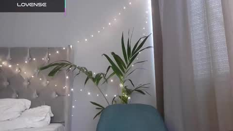   Mini Mila Kunis ft Ashton Katchero. Follow me to stay in touch  online show from December 2025 10:18:02 PM