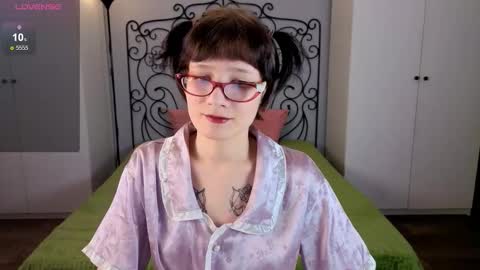 Olivia online show from October 2025 05:57:02 PM