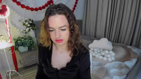Snapshot of miraclecurly chatting on April 2026 03:06:02 AM Emma online show from April 2026 03:06:02 AM
