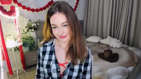 Snapshot of miraclecurly chatting on May 2026 07:33:01 PM Emma online show from May 2026 07:33:01 PM