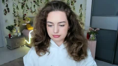Snapshot of miraclecurly chatting on June 2026 07:15:02 PM Emma online show from June 2026 07:15:02 PM