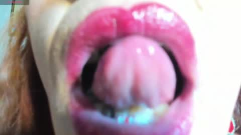Snapshot of mishell_bons4 chatting on May 2026 01:47:02 AM Mishell Bons online show from May 2026 01:47:02 AM