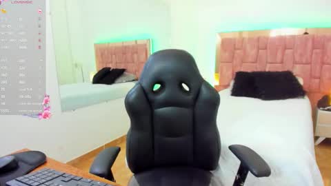 Chryss online show from November 2025 03:19:02 PM