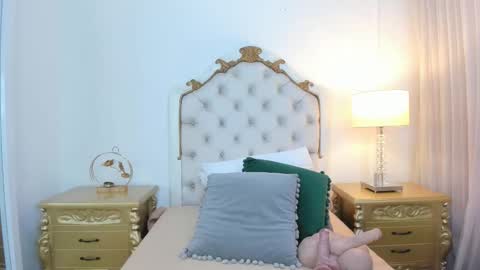 miss vivienne online show from December 2025 03:05:01 AM