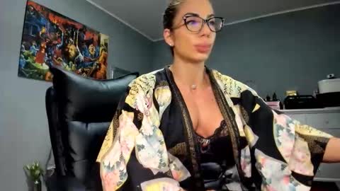 Alesyamuscledoll online show from November 2025 08:44:01 PM