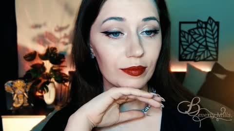 Snapshot of missbeverlymills chatting on February 2025 05:09:01 PM The divine Beverly online show from February 2025 05:09:01 PM