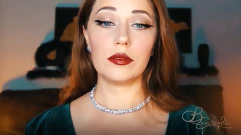 Snapshot of missbeverlymills chatting on September 2025 08:11:02 PM The divine Beverly online show from September 2025 08:11:02 PM