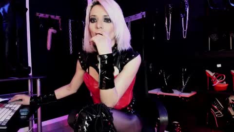 Missdarklady online show from October 2025 12:01:02 AM