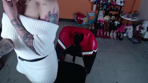 Miss Mia online show from January 2025 01:02:02 PM