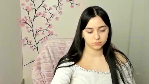 Mia online show from March 2026 01:05:02 AM