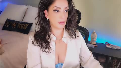 Mina online show from October 2025 02:41:02 AM