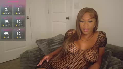 Snapshot of misssiennaluxe chatting on May 2026 06:40:01 AM MissSiennaLuxe online show from May 2026 06:40:01 AM