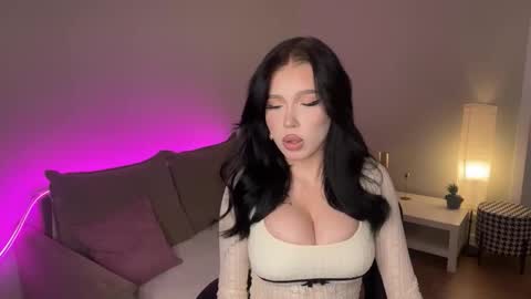 Mia online show from November 2025 07:40:03 PM