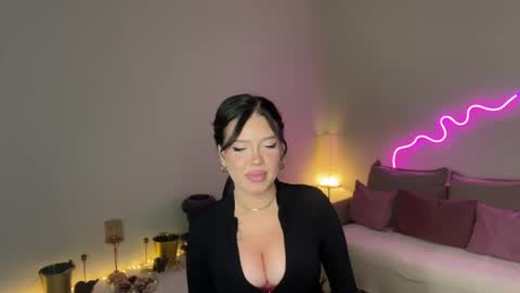Mia online show from May 2026 08:07:02 PM