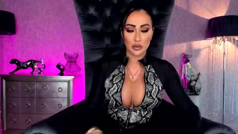 mistresskennya online show from February 2026 08:20:01 PM