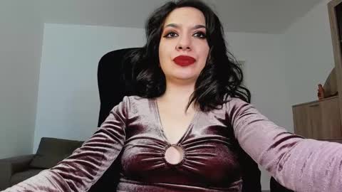 Snapshot of mistressmichelle5 chatting on January 2025 04:00:01 AM YourGoddessM online show from January 2025 04:00:01 AM