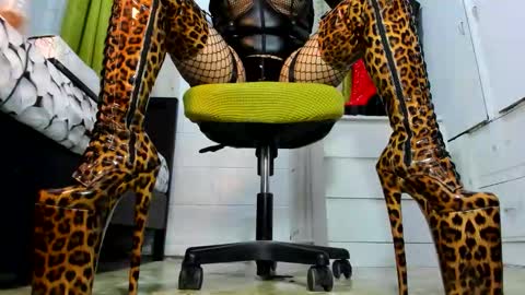 Tiffany online show from October 2025 04:42:01 AM