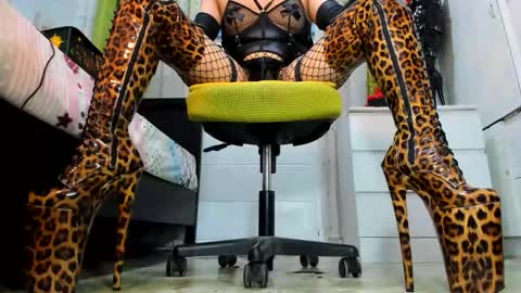 Tiffany online show from November 2025 11:32:01 PM