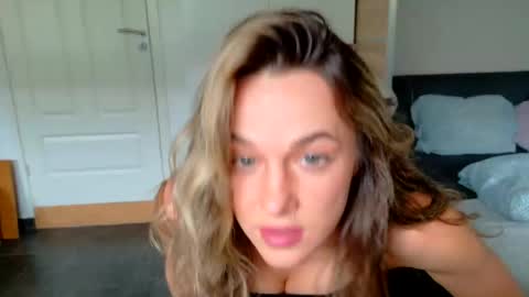 Snapshot of mmminnie chatting on June 2026 10:28:02 AM mmminnie online show from June 2026 10:28:02 AM