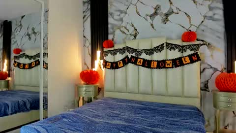 Hey Guys  Im Mollie online show from October 2025 01:01:02 PM