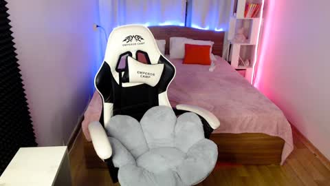 Molly Prvt is open online show from January 2025 02:56:02 PM