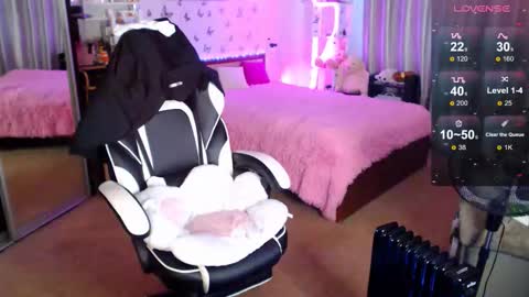 Molly Prvt is open online show from September 2025 08:14:02 AM