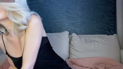 Snapshot of molly_beauti chatting on June 2026 03:18:02 AM Molly online show from June 2026 03:18:02 AM