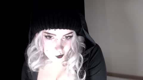 Molly Crow online show from December 2025 03:59:01 AM