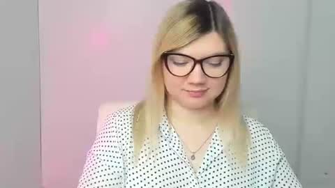 Molly online show from October 2025 06:21:01 AM