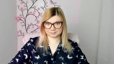 Snapshot of molly_moree chatting on April 2026 11:34:01 AM Molly online show from April 2026 11:34:01 AM