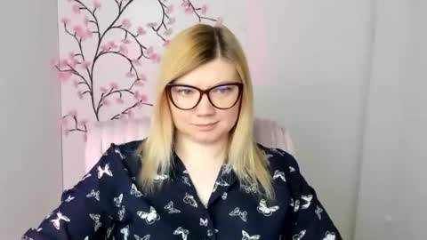 Snapshot of molly_moree chatting on April 2026 11:37:01 AM Molly online show from April 2026 11:37:01 AM