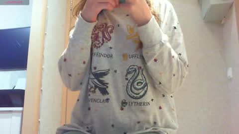 Snapshot of momentbeforedown chatting on October 2025 02:45:02 PM Hailey online show from October 2025 02:45:02 PM