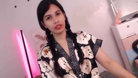 MOMIKHEM online show from May 2026 03:41:01 PM