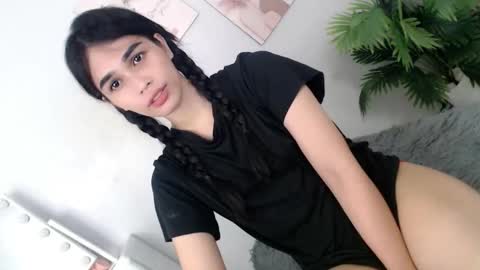 MOMIKHEM online show from May 2026 06:20:01 AM