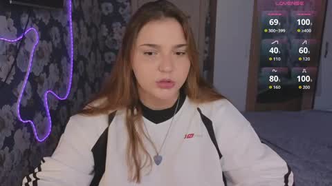 Snapshot of momiji_i chatting on April 2026 02:03:02 PM Leah online show from April 2026 02:03:02 PM