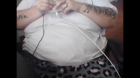 Mia online show from October 2025 02:20:01 PM