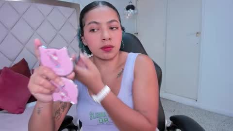 Momo  online show from December 2025 09:54:02 PM