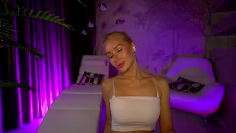 Angelina online show from November 2025 09:15:01 PM