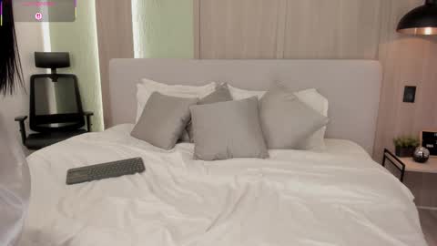 Monique  online show from November 2025 09:25:02 PM