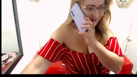 Snapshot of monserrat_diva chatting on May 2026 01:02:04 AM monserrat_diva online show from May 2026 01:02:04 AM