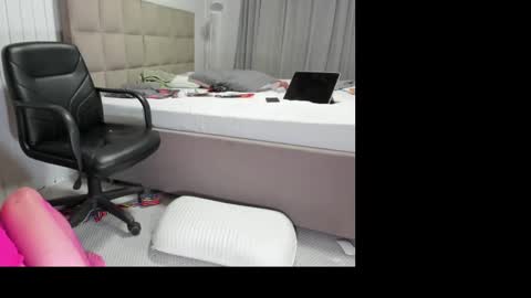 Snapshot of montanairen chatting on October 2025 06:37:01 PM montanairen online show from October 2025 06:37:01 PM