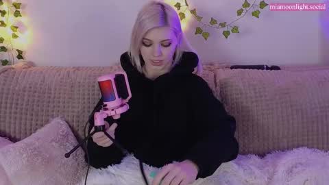 Snapshot of moonlight_mia chatting on February 2025 07:49:01 PM Mia online show from February 2025 07:49:01 PM