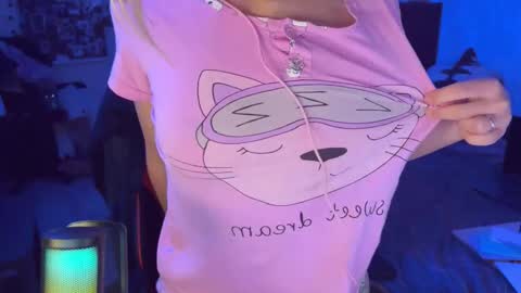 Snapshot of moonlight_mia chatting on October 2025 09:37:01 PM Mia online show from October 2025 09:37:01 PM