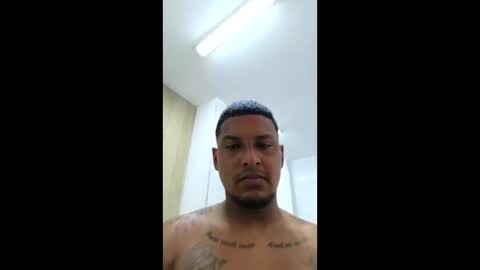 Snapshot of morenoman25 chatting on April 2026 04:32:01 AM Carlos online show from April 2026 04:32:01 AM