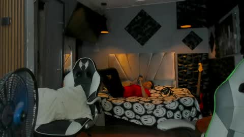 Snapshot of mr_mois chatting on May 2026 05:34:01 AM mr_mois online show from May 2026 05:34:01 AM