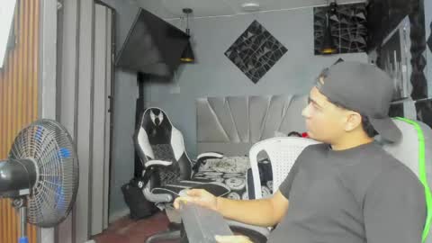 Snapshot of mr_mois chatting on May 2026 05:36:02 AM mr_mois online show from May 2026 05:36:02 AM