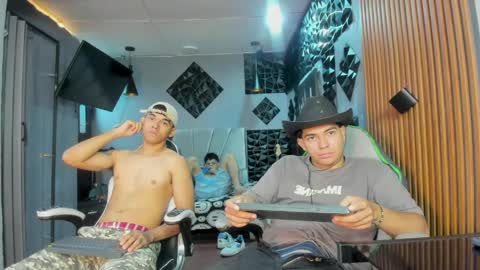 Snapshot of mr_mois chatting on May 2026 06:54:02 AM mr_mois online show from May 2026 06:54:02 AM